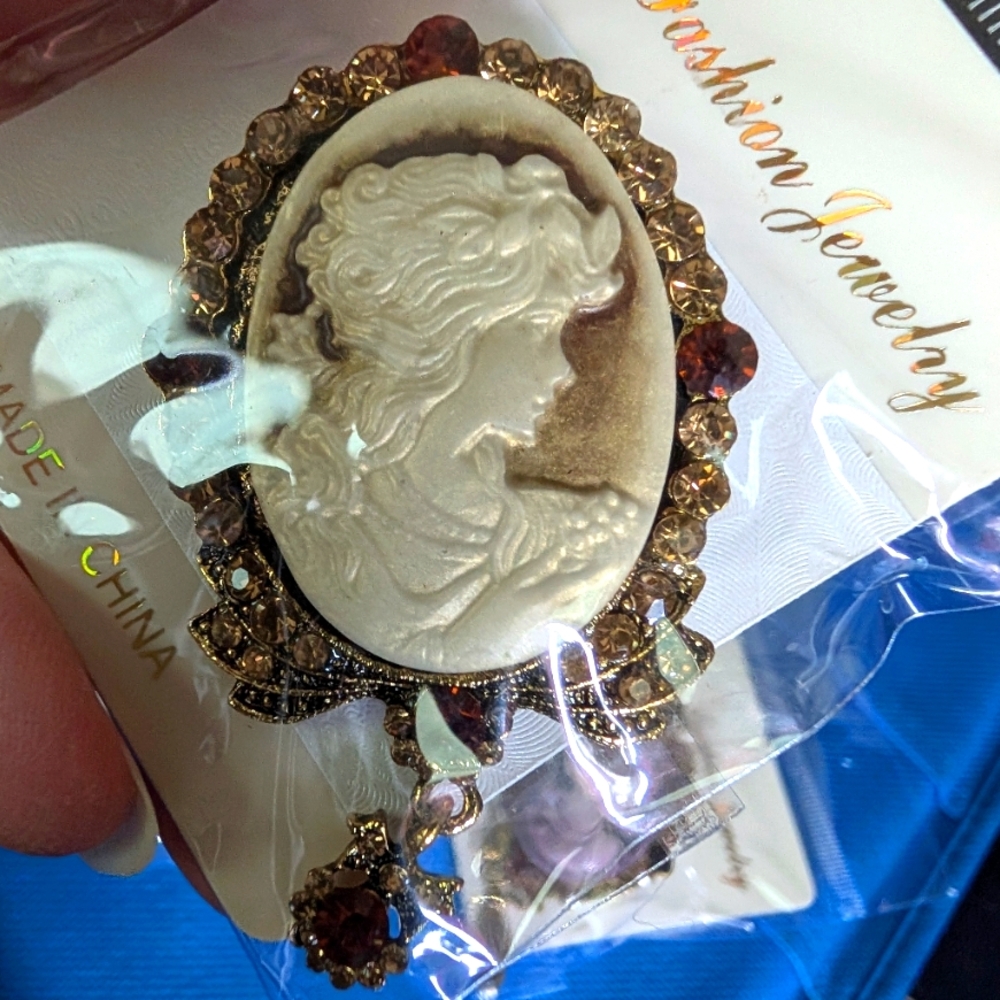 A534     🔥 5 For $35 🔥   Three New Celluloid Cameo Brooches - Picture 2 of 4